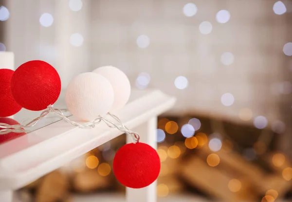 Weihnachtsgirlanden zu Hause auf dem Tisch — Stockfoto
