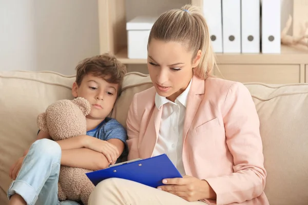 Giovane psicologo che lavora con il bambino in ufficio — Foto Stock