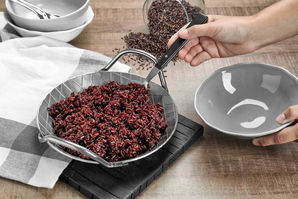 Kadın tabak tabak içine dökme pişmiş pirinç 