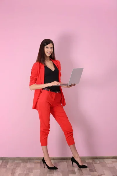 Jonge vrouw met laptop — Stockfoto