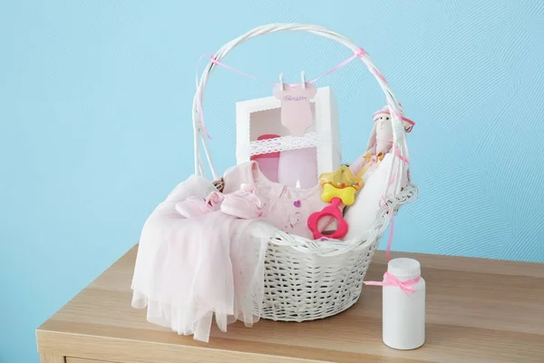 Panier avec cadeaux de douche bébé — Photo