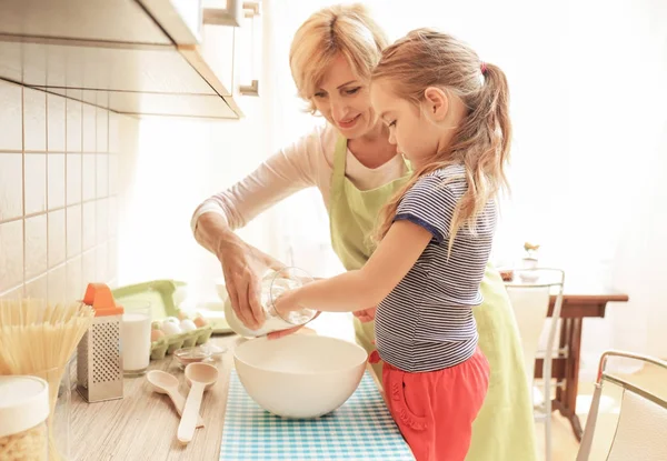 Cute Little Girl Her Grandmother Cooking Kitchen — Stock Photo, Image