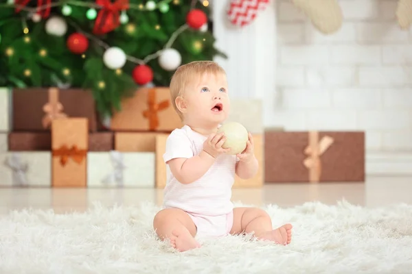 Schattig baby in kamer ingericht voor Kerstmis — Stockfoto