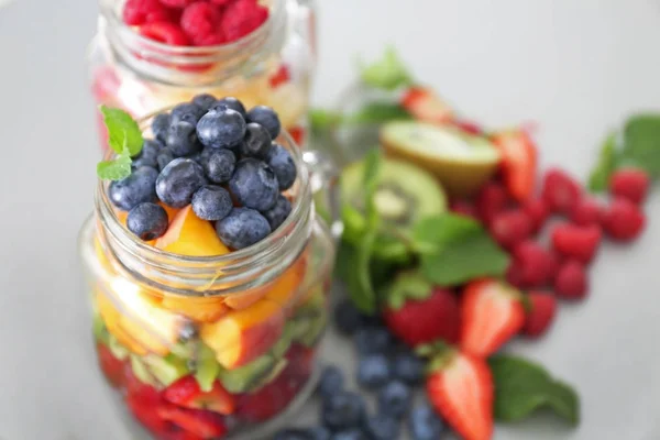Масонская банка с фруктами и ягодами — стоковое фото
