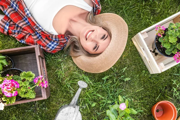 Bella giovane donna sdraiata sull'erba in giardino — Foto Stock