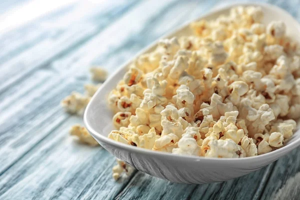 Teller mit leckerem Popcorn — Stockfoto