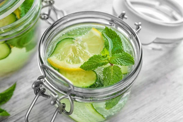 Frisches Gurkenwasser mit Zitrone — Stockfoto