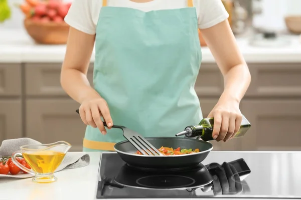 Woman cooking vegetables in frying pan — Stock Photo, Image