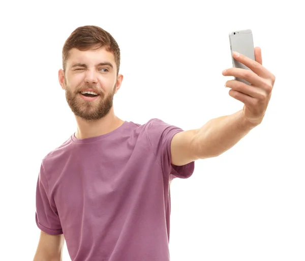 Jovem tomando selfie contra fundo branco — Fotografia de Stock