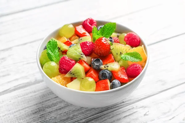 Lahodný ovocný salát — Stock fotografie