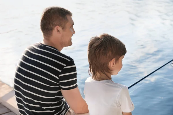 Apa és fia, horgászat a mólón, a folyó — Stock Fotó