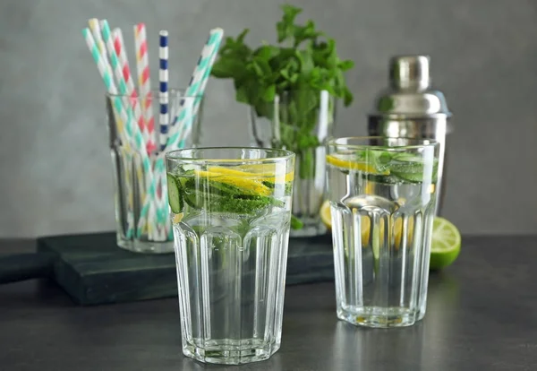 Čerstvé okurky vodu s citronem — Stock fotografie