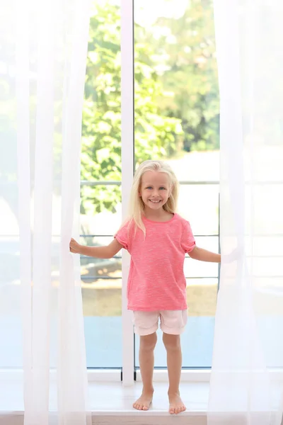 Schattig Klein Meisje Thuis Gordijnen Openen — Stockfoto