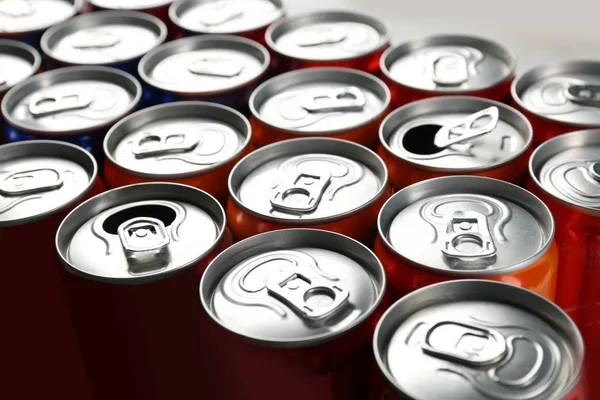 Muitas latas de alumínio coloridas, close-up — Fotografia de Stock