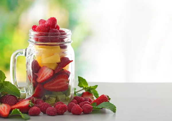 Frasco Mason con frutas y bayas — Foto de Stock