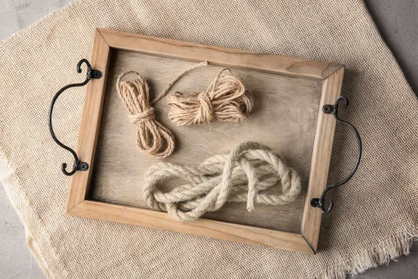Konopná lana na dřevěný tác — Stock fotografie