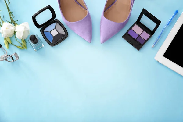 Női cipő és kozmetikumok összetétele — Stock Fotó