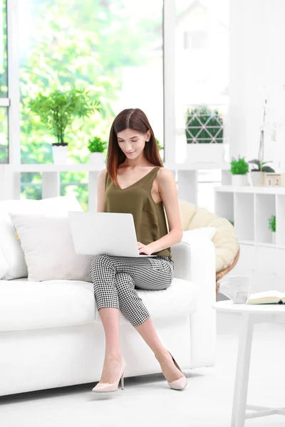 Mujer joven con portátil — Foto de Stock