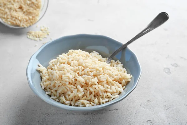 Bol avec riz cuit sur la table — Photo