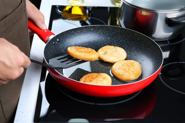 Man memasak pancake di panci goreng — Stok Foto