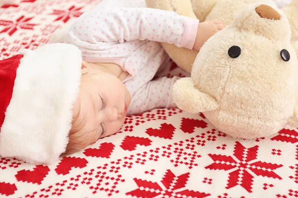 Χαριτωμένο μωρό σε Αϊ Βασίλη καπέλο στον ύπνο στο σπίτι — Φωτογραφία Αρχείου