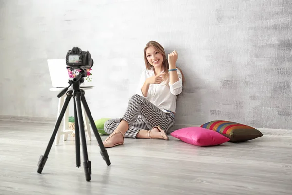 Jovem blogueira do sexo feminino gravação de vídeo no quarto — Fotografia de Stock