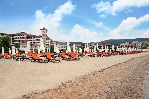 Tumbonas vacías con sombrillas en la playa — Foto de Stock