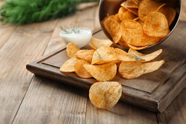 Kase ahşap tahta üzerinde ekşi kremalı patates cipsi