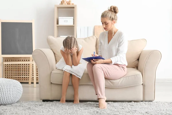 Ung psykolog arbetar med liten flicka i office — Stockfoto