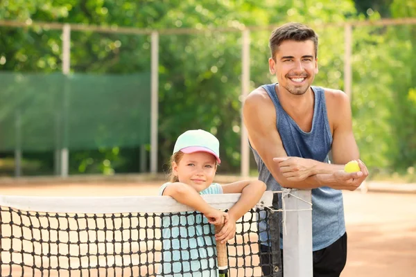 テニスコートの女の子と若いトレーナー — ストック写真