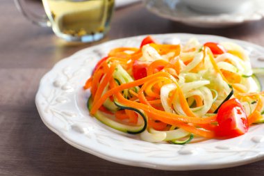 çiğ sebze spagetti