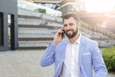 yakışıklı başarılı iş adamı