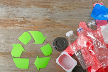 Geri dönüşüm işareti ve çöp 