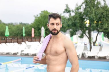 Genç adamın yanında Yüzme Havuzu