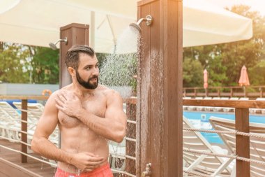 genç adam alarak duş