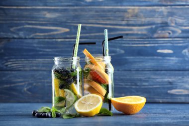 Meyve ile infüzyon su Mason kavanoz 