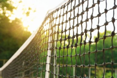 Tenis kortunda net 