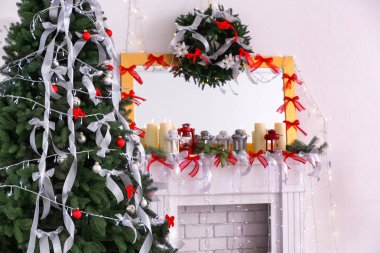 Güzel çam ağacı ile gümüş kurdele ve Noel ışıkları