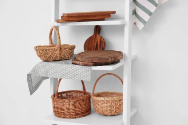 Farklı ahşap Komiteler ile depolama standı