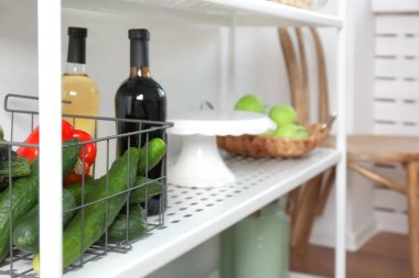 Gıda maddeleri ile raf 