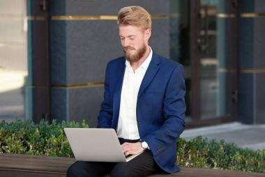 Bilgisayarlı genç adam