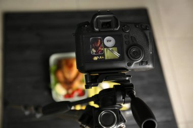 Profesyonel kamera tripod gıda stüdyoda fotoğraf çekimi sırasında üzerinde