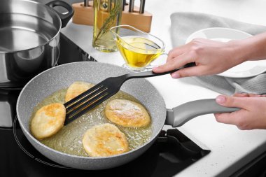 Kadın mutfakta kızartma krep