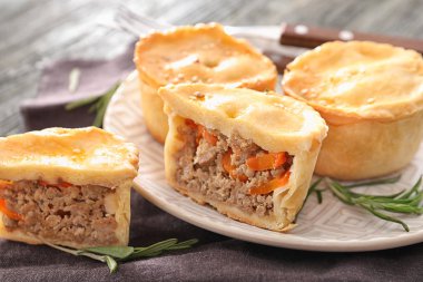 Lezzetli etli börek 