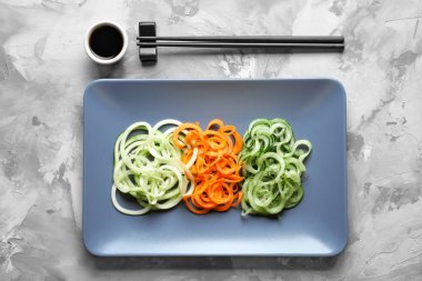 çiğ sebze spagetti