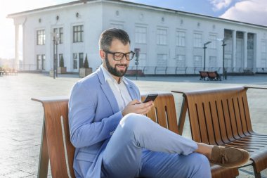 yakışıklı başarılı iş adamı