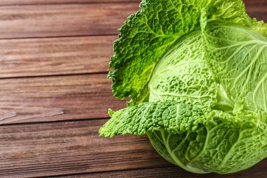 ahşap zemin üzerine yeşil lahana