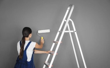 genç kadın dekoratör 