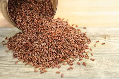 Ahşap masa üzerinde çiğ pirinç kase