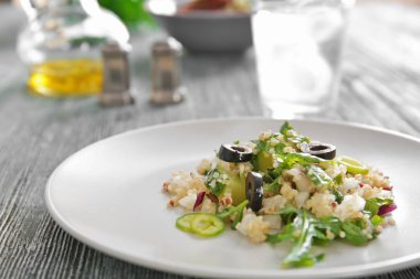 Quinoa salata ile plaka 